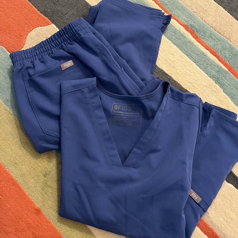 Three pocket Scrub Short Sleeve Tee from Figs!